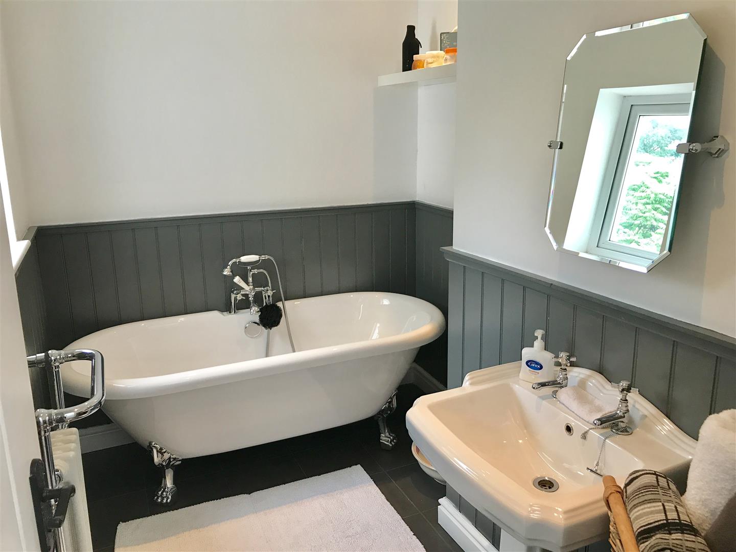 FAMILY BATHROOM